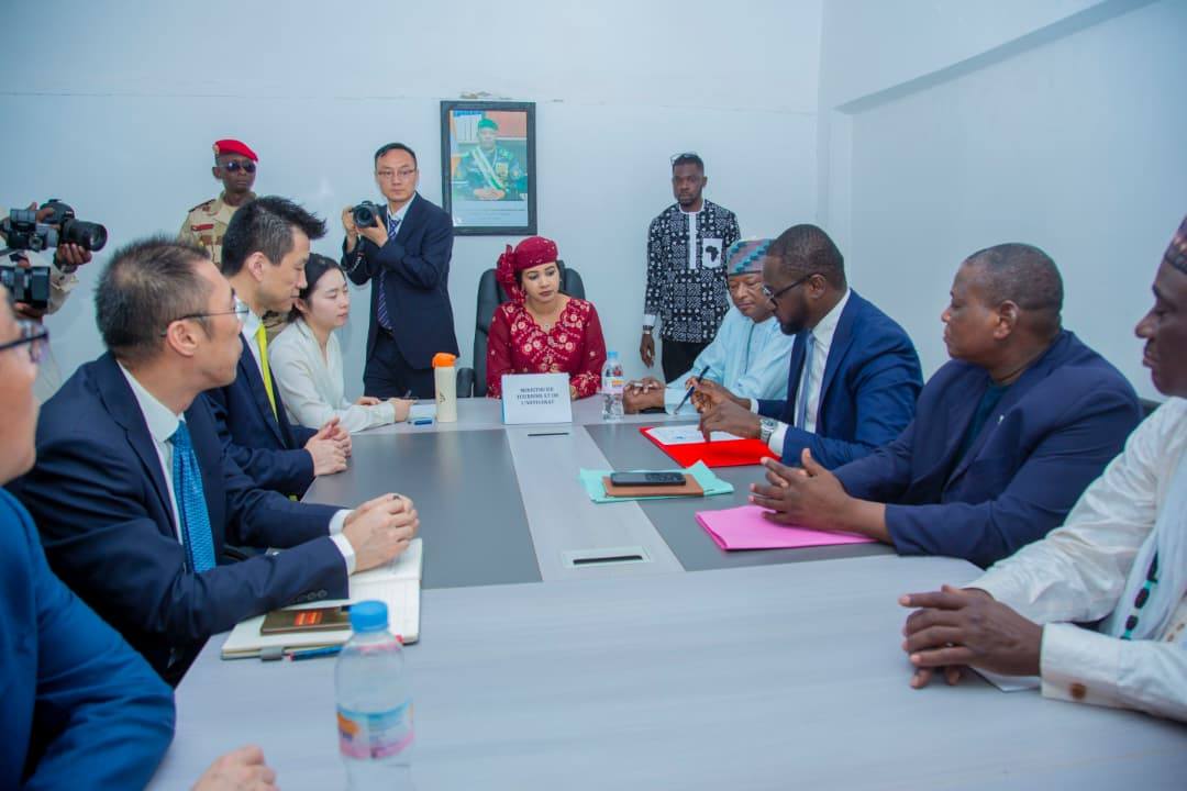 La Ministre du Tourisme et de l'Artisanat, les responsables du Ministère du Pétrole, de la CNPC et de l'Hôtel Soluxe réunis autour d'une table pour la signature des accords.
